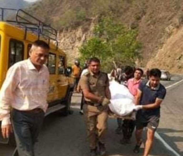 5 लोगों की दर्दनाक मौत शादी की शॉपिंग से लौट रहा था परिवार हुआ हादसा का शिकार 5 लोगों की दर्दनाक मौत शादी की शॉपिंग से लौट रहा था परिवार हुआ हादसा का शिकार