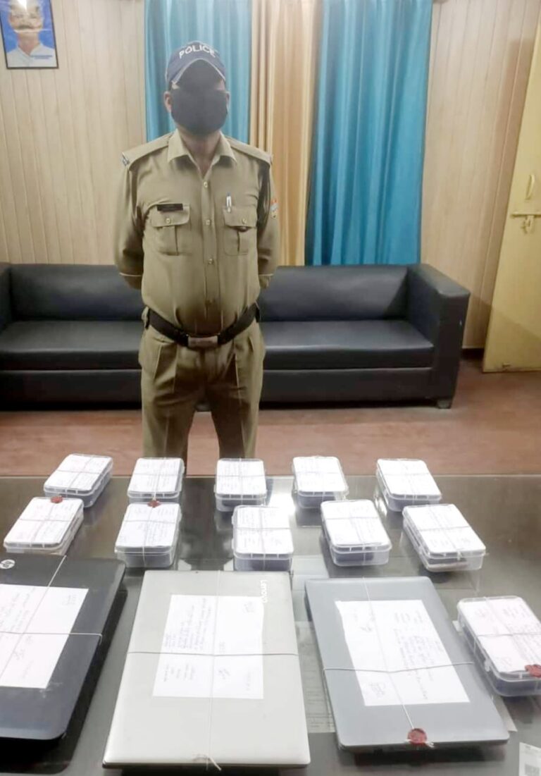लोगों के घरों से लैपटॉप व फोन चोरी करने वाला नाबालिक ने चोरी करने पर पुलिस से मांगी मांफी लोगों के घरों से लैपटॉप व फोन चोरी करने वाला नाबालिक ने चोरी करने पर पुलिस से मांगी मांफी