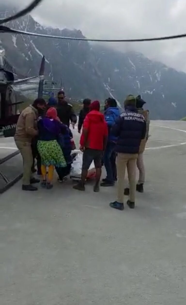बीमार व घायलों को हेली सेवा से उतार रहे केदारघाटी से नीचे बीमार व घायलों को हेली सेवा से उतार रहे केदारघाटी से नीचे