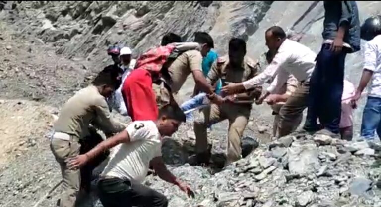 देवदूत बनकर पहुंचे पुलिसकर्मी,घायल महिला को पीठ पर लादकर खाई से किया रेस्क्यू देवदूत बनकर पहुंचे पुलिसकर्मी,घायल महिला को पीठ पर लादकर खाई से किया रेस्क्यू