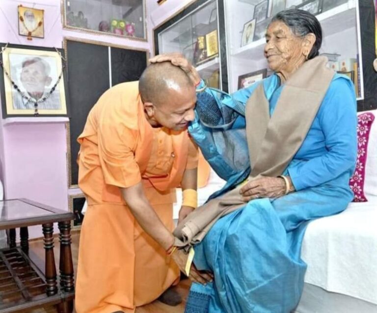 अपने बेटे योगी आदित्यनाथ से मिलकर उनकी 84 वर्षीय मां सावित्री देवी काफी भावुक हो गईं अपने बेटे योगी आदित्यनाथ से मिलकर उनकी 84 वर्षीय मां सावित्री देवी काफी भावुक हो गईं