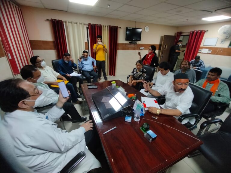 सूरज सेवा दल के वरिष्ठ पदाधिकारियों द्वारा दून अस्पताल के आमंत्रण पत्र को स्वीकार करते हुए दून अस्पताल में पहुंच डॉक्टर केसी पंत से की मुलाकात सूरज सेवा दल के वरिष्ठ पदाधिकारियों द्वारा दून अस्पताल के आमंत्रण पत्र को स्वीकार करते हुए दून अस्पताल में पहुंच डॉक्टर केसी पंत से की मुलाकात