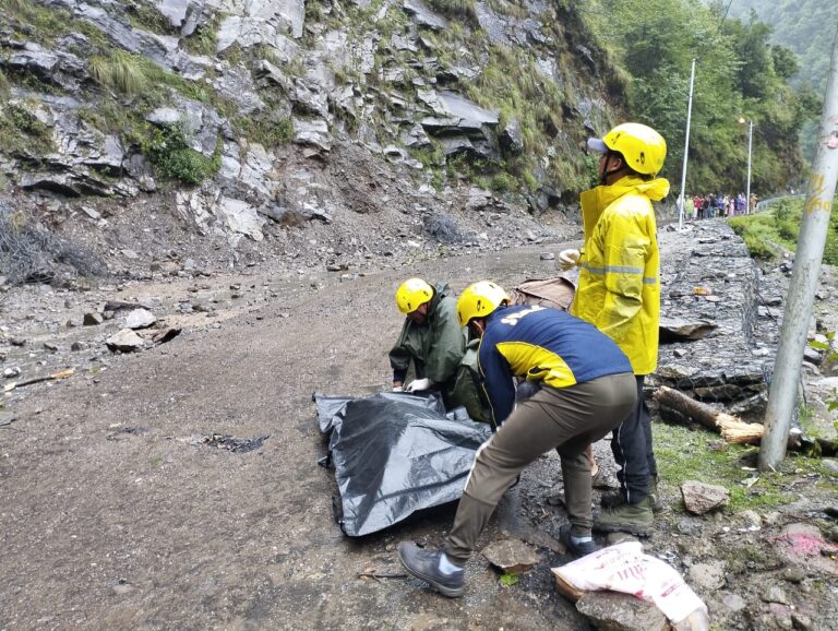 सोनप्रयाग से 500 मीटर आगे पहाड़ से पत्थर गिरने से एक की मौत, तीन लोग घायल सोनप्रयाग से 500 मीटर आगे पहाड़ से पत्थर गिरने से एक की मौत, तीन लोग घायल