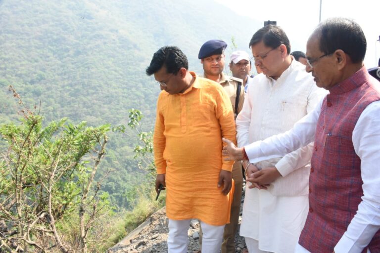 उत्तरकाशी : सीएम धामी मध्य प्रदेश के मुख्यमंत्री शिवराज सिंह चौहान के साथ बस दुर्घटना स्थल डामटा उत्तरकाशी पहुंचकर संवेदना की व्यक्त उत्तरकाशी : सीएम धामी मध्य प्रदेश के मुख्यमंत्री शिवराज सिंह चौहान के साथ बस दुर्घटना स्थल डामटा उत्तरकाशी पहुंचकर संवेदना की व्यक्त
