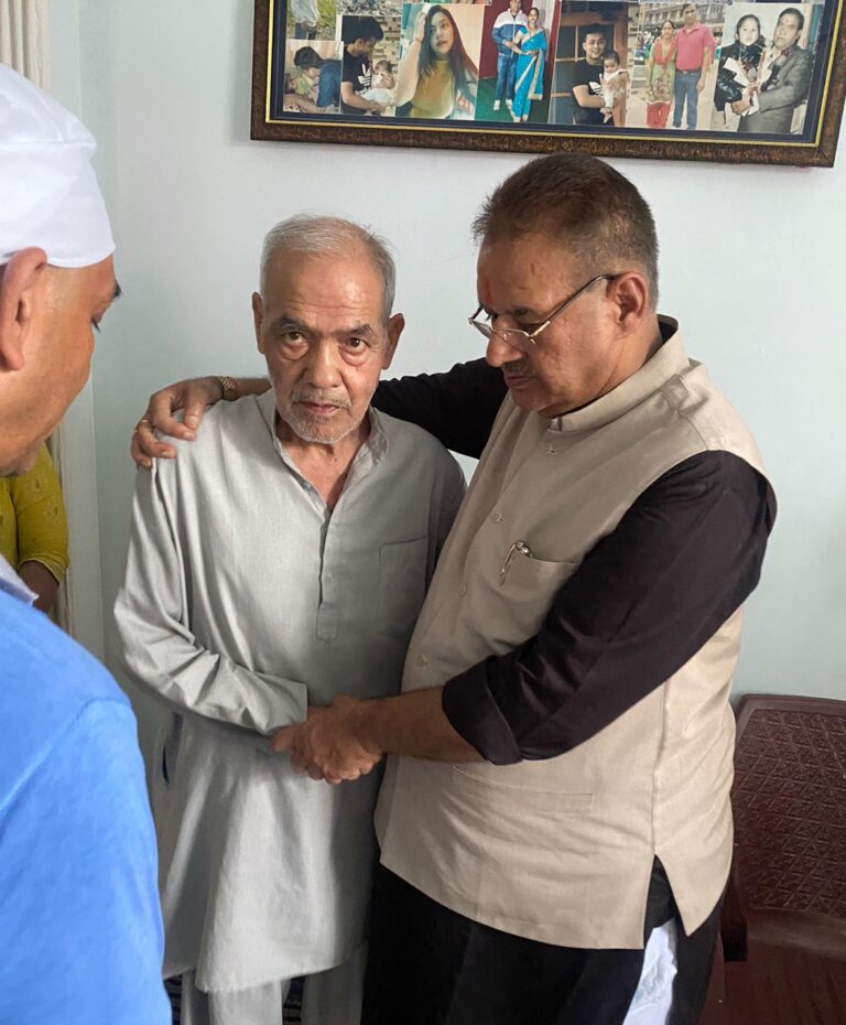 दिवंत नायब सूबेदार भरत सिंह असवाल के परिजनों से मिलने पहुंचे सैनिक कल्याण मंत्री गणेश जोशी। दिवंत नायब सूबेदार भरत सिंह असवाल के परिजनों से मिलने पहुंचे सैनिक कल्याण मंत्री गणेश जोशी।