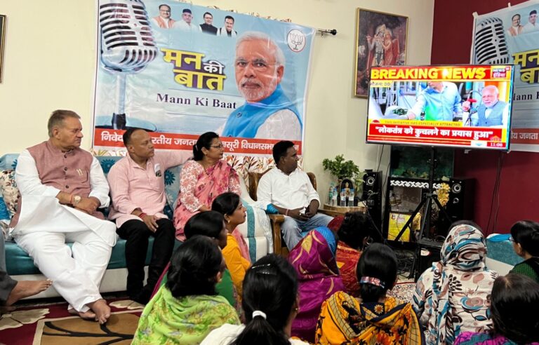 राष्ट्र को सम्बोधित प्रधानमंत्री नरेन्द्र मोदी की मन की बात सुनते कृषि मंत्री गणेश जोशी राष्ट्र को सम्बोधित प्रधानमंत्री नरेन्द्र मोदी की मन की बात सुनते कृषि मंत्री गणेश जोशी