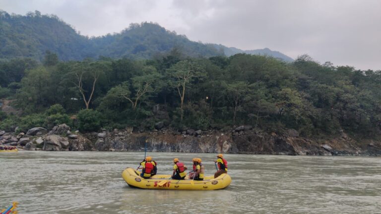 ऋषिकेश – लक्ष्मण झूला, के पास गंगा नदी में डूबा व्यक्ति एसडीआरएफ टीम ने चलाया सर्च ऑपरेशन। ऋषिकेश – लक्ष्मण झूला, के पास गंगा नदी में डूबा व्यक्ति एसडीआरएफ टीम ने चलाया सर्च ऑपरेशन।