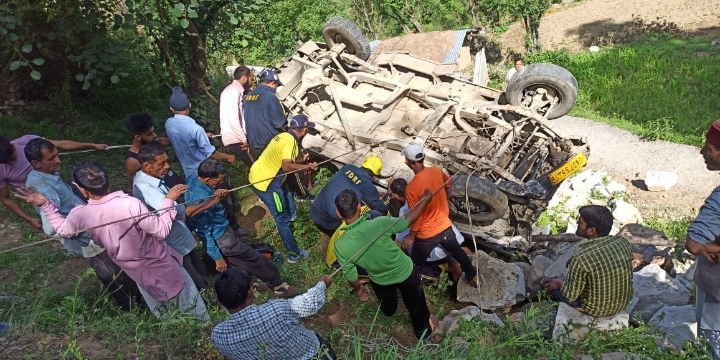 उत्तरकाशी – बड़कोट में गहरी खाई में गिरा यूटिलिटी वाहन, एसडीआरएफ उत्तराखंड पुलिस ने चलाया रेस्क्यू ऑपरेशन उत्तरकाशी – बड़कोट में गहरी खाई में गिरा यूटिलिटी वाहन, एसडीआरएफ उत्तराखंड पुलिस ने चलाया रेस्क्यू ऑपरेशन