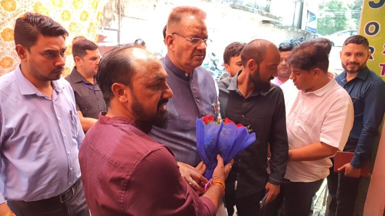 चुख्खुवाला चकराता रोड़ पर कृषि, कृषक कल्याण के अंतर्गत 3K स्टोर का शुभारम्भ कृषि मंत्री गणेश जोशी द्वारा किया गया चुख्खुवाला चकराता रोड़ पर कृषि, कृषक कल्याण के अंतर्गत 3K स्टोर का शुभारम्भ कृषि मंत्री गणेश जोशी द्वारा किया गया