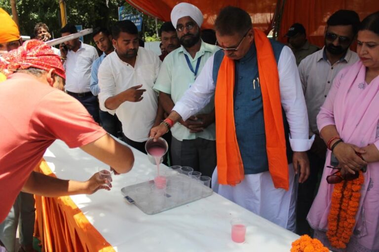 देहरादून ऐम्बुलेंस मालिक एवं चालक वेलफ़ेर एसोसिएशन द्वारा आजोजित छबील में कैबिनेट मंत्री गणेश जोशी ने पिलाई सर्बत देहरादून ऐम्बुलेंस मालिक एवं चालक वेलफ़ेर एसोसिएशन द्वारा आजोजित छबील में कैबिनेट मंत्री गणेश जोशी ने पिलाई सर्बत