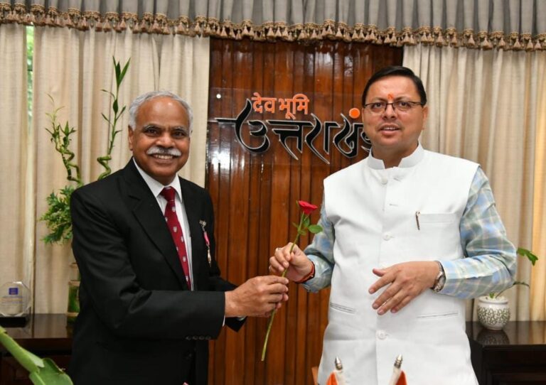मुख्यमंत्री धामी द्वारा पद्म श्री डॉ. बी. के. एस. संजय के काव्य संग्रह का लोकार्पण मुख्यमंत्री धामी द्वारा पद्म श्री डॉ. बी. के. एस. संजय के काव्य संग्रह का लोकार्पण
