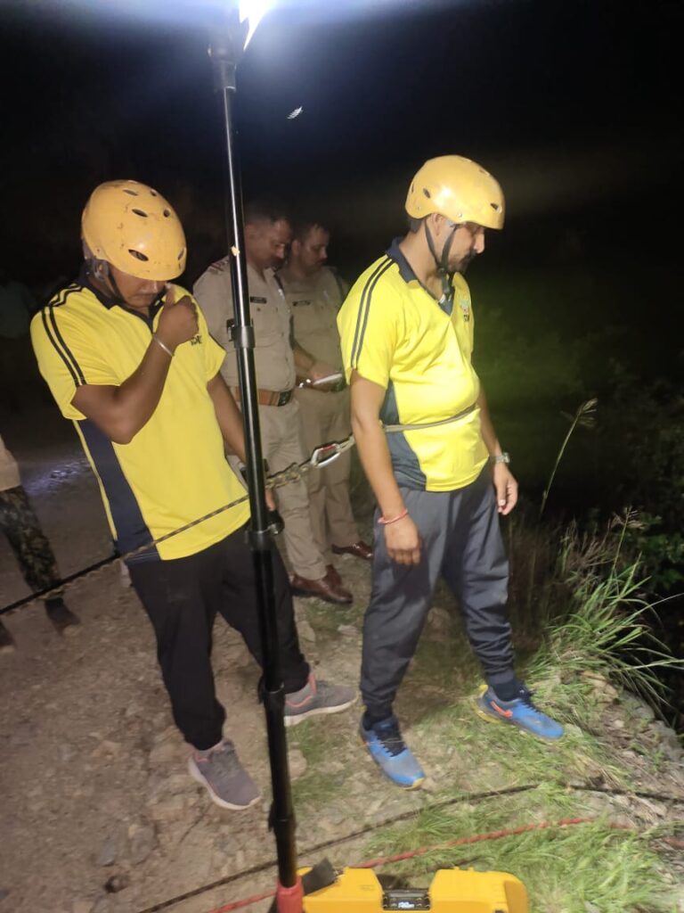 देर रात हुई सड़क दुर्घटना, SDRF ने किया रेस्क्यू देर रात हुई सड़क दुर्घटना, SDRF ने किया रेस्क्यू