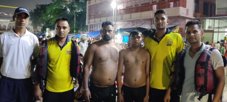 एस डी आर एफ ने कांगड़ा घाट हरिद्वार में 2 कावड़ियों को डूबने से बचाया एस डी आर एफ ने कांगड़ा घाट हरिद्वार में 2 कावड़ियों को डूबने से बचाया