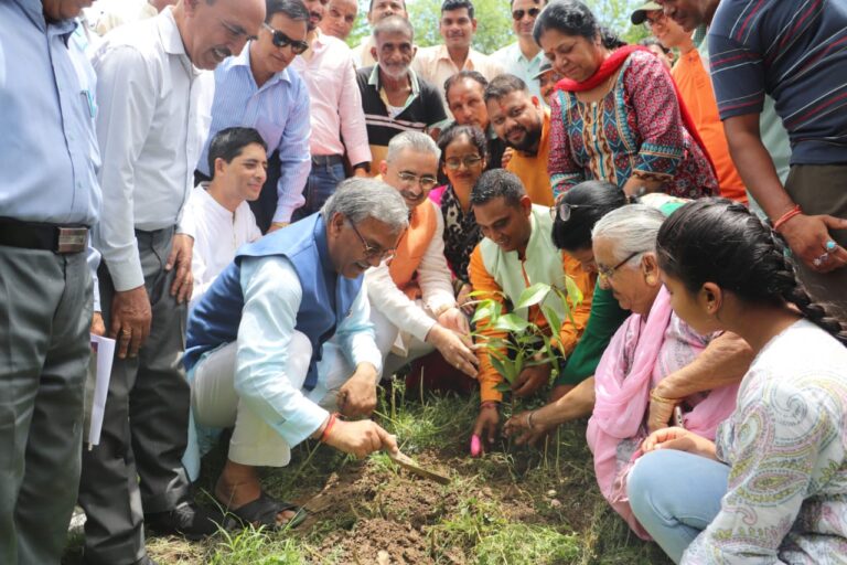 कारगिल विजय दिवस पर कारगिल शहीदों की याद में वीरभूमि फाउंडेशन ने की पौधरोपण की शुरुआत कारगिल विजय दिवस पर कारगिल शहीदों की याद में वीरभूमि फाउंडेशन ने की पौधरोपण की शुरुआत