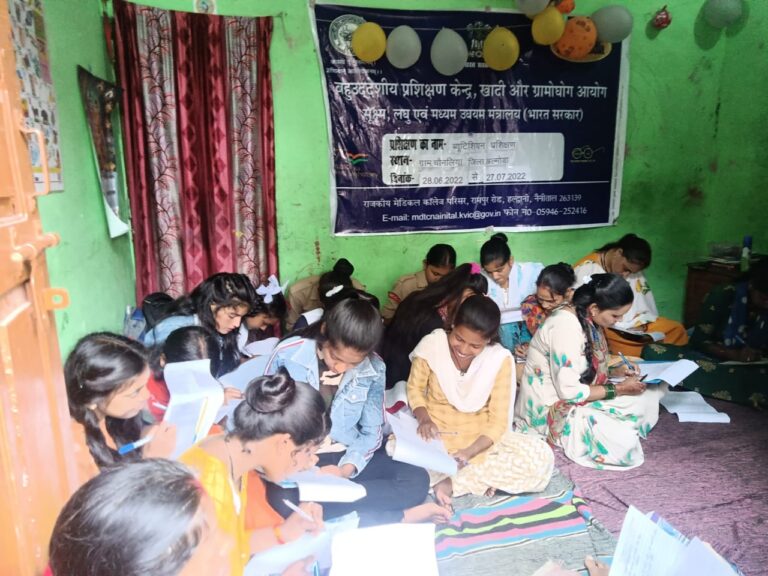 (उत्तराखंड) द्वारा महिलाओं के लिए चलाये जा रहे  दिवसीय ब्यूटीशियन
