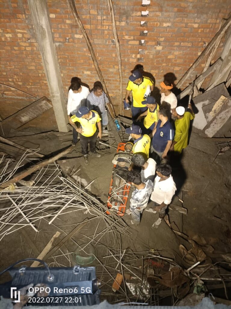 टनकपुर में निर्माणधीन मकान की छत ढहने से 02 लोग घायल, SDRF ने किया रेस्क्यू। टनकपुर में निर्माणधीन मकान की छत ढहने से 02 लोग घायल, SDRF ने किया रेस्क्यू।