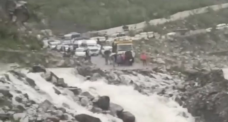 अचानक नाला आया उफान पर, खतरा बना यात्रियों की जान पर- देखें वीडियो अचानक नाला आया उफान पर, खतरा बना यात्रियों की जान पर- देखें वीडियो