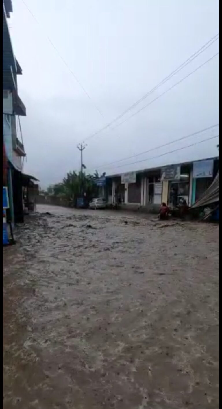 चोयला चंद्रबनी में घुसा बाढ़ का पानी आज दोपहर चोयला चंद्रबनी में घुसा बाढ़ का पानी आज दोपहर