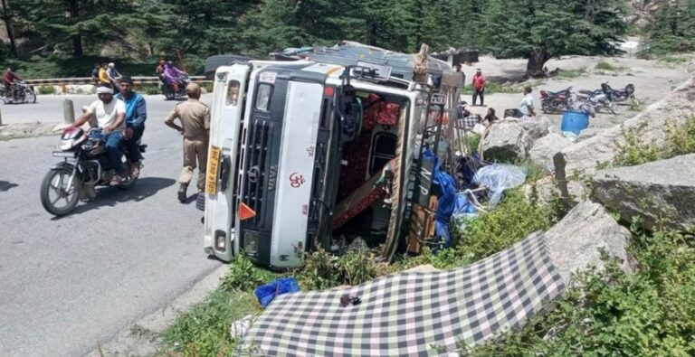 ट्रक सड़क पर पलटकर दुर्घटनाग्रस्त होने की सूचना ट्रक सड़क पर पलटकर दुर्घटनाग्रस्त होने की सूचना
