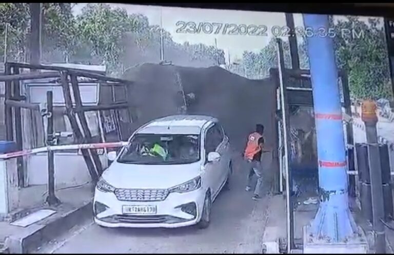 अभी -अभी: लच्छीवाला टोल प्लाजा पर सीमेंट से लदा हुआ ट्रक अनियंत्रण होकर पलटा, इस हादसे में महिला कर्मचारी घायल -वीडियो अभी -अभी: लच्छीवाला टोल प्लाजा पर सीमेंट से लदा हुआ ट्रक अनियंत्रण होकर पलटा, इस हादसे में महिला कर्मचारी घायल -वीडियो