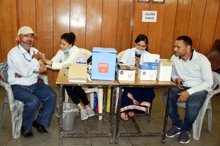 कोरोना में लापरवाही मतलब खतरा : सीएमओ — स्कूलों को बच्चों के लिए मास्क, सेनेटाइजर और सोशल डिस्टेंसिंग का पालन कराने की सलाह कोरोना में लापरवाही मतलब खतरा : सीएमओ — स्कूलों को बच्चों के लिए मास्क, सेनेटाइजर और सोशल डिस्टेंसिंग का पालन कराने की सलाह