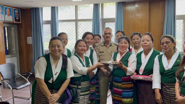 तिब्बती महिलाओं ने पुलिस कप्तान की कलाई पर रक्षा सूत्र बांध मांगा सुरक्षा का वादा तिब्बती महिलाओं ने पुलिस कप्तान की कलाई पर रक्षा सूत्र बांध मांगा सुरक्षा का वादा