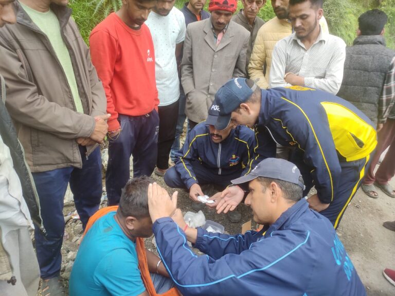 चकराता में खाई में गिरा वाहन, SDRF ने चालक को किया रेस्क्यू चकराता में खाई में गिरा वाहन, SDRF ने चालक को किया रेस्क्यू