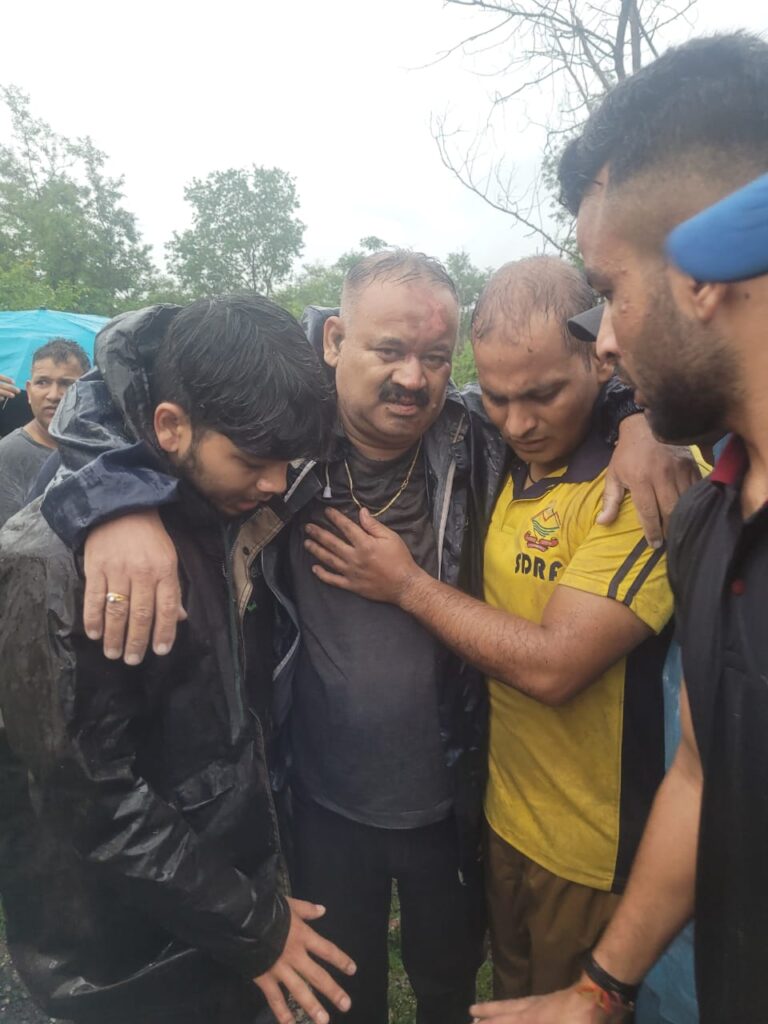 दुर्घटनाग्रस्त होकर कार नदी में गिरी, SDRF ने रेस्क्यू कर पांच की बचाई जान दुर्घटनाग्रस्त होकर कार नदी में गिरी, SDRF ने रेस्क्यू कर पांच की बचाई जान