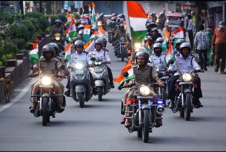अमृत महोत्सव कार्यक्रम के तहत दून पुलिस द्वारा निकाली गई भव्य “तिरंगा रैली” अमृत महोत्सव कार्यक्रम के तहत दून पुलिस द्वारा निकाली गई भव्य “तिरंगा रैली”