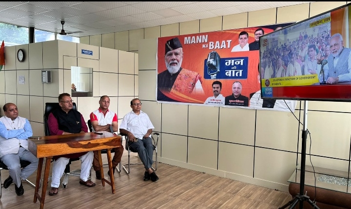 पीएम मोदी की मन की बात स्थानीय लोगों के साथ सुनते कृषि मंत्री गणेश जोशी पीएम मोदी की मन की बात स्थानीय लोगों के साथ सुनते कृषि मंत्री गणेश जोशी