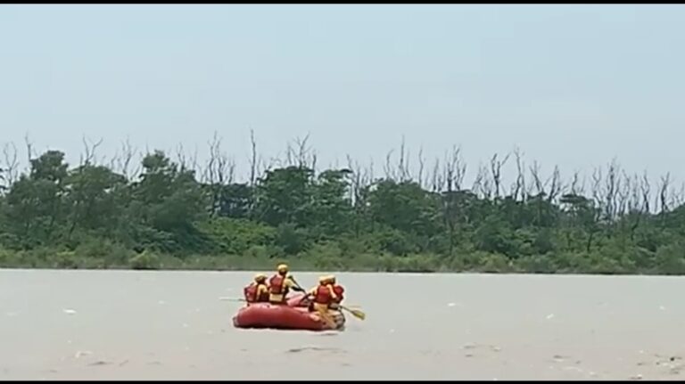 मुनिकीरेती, ऋषिकेश में एक किशोरी गंगा नदी में डूबी, SDRF ने चलाया रेस्क्यू ऑपरेशन। मुनिकीरेती, ऋषिकेश में एक किशोरी गंगा नदी में डूबी, SDRF ने चलाया रेस्क्यू ऑपरेशन।