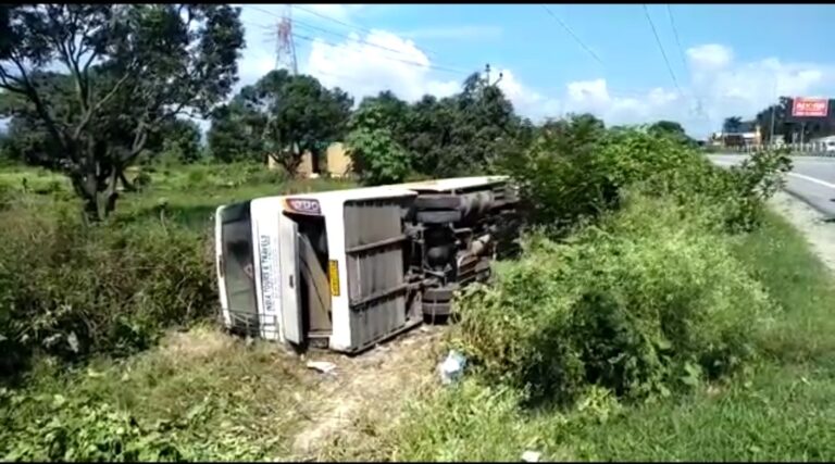 देहरादून के डोईवाला में बड़ी सड़क दुर्घटना हो गयी देखिए वीडियो, देहरादून के डोईवाला में बड़ी सड़क दुर्घटना हो गयी देखिए वीडियो,