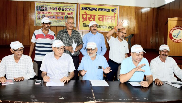 वर्तमान में राजनीतिक दल अपने वोट बैंक बनाए रखने की खातिर धर्म और राजनीति के आधार पर जनता को गुमराह वर्तमान में राजनीतिक दल अपने वोट बैंक बनाए रखने की खातिर धर्म और राजनीति के आधार पर जनता को गुमराह