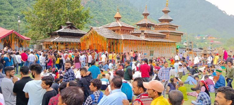 प्रसिद्ध राजकीय मेले जागड़े में हनोल महासू मन्दिर में दर्शन के लिए भारी संख्या में श्रद्धालुओं पंहुचे प्रसिद्ध राजकीय मेले जागड़े में हनोल महासू मन्दिर में दर्शन के लिए भारी संख्या में श्रद्धालुओं पंहुचे