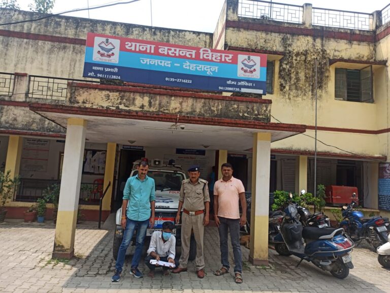 वांछित अभियुक्तों की गिरफ्तारी के क्रम में गैंगस्टर अधिनियम में 8 माह से फरार चल रहा वांछित अभियुक्त अवैध चाकू के साथ गिरफ्तार वांछित अभियुक्तों की गिरफ्तारी के क्रम में गैंगस्टर अधिनियम में 8 माह से फरार चल रहा वांछित अभियुक्त अवैध चाकू के साथ गिरफ्तार