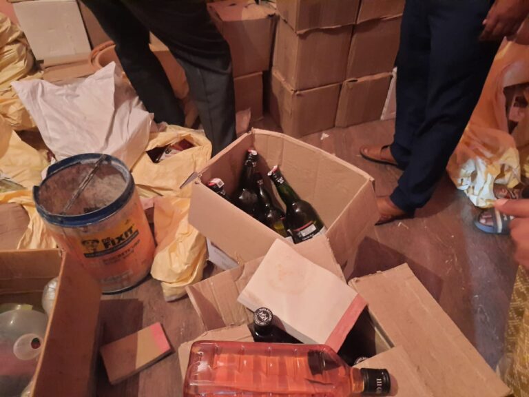 देहरादून में आबकारी विभाग की बड़ी कार्रवाई .अवैध शराब के गोदाम पर छापा ।लाखों की शराब बरामद, जांच शुरू… देहरादून में आबकारी विभाग की बड़ी कार्रवाई .अवैध शराब के गोदाम पर छापा ।लाखों की शराब बरामद, जांच शुरू…