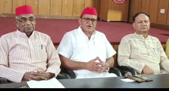 इस समय जो ज्वलंत समस्याएं है उनको लेकर समाजवादी पार्टी काफी सजग है -सत्यनारायण सचान इस समय जो ज्वलंत समस्याएं है उनको लेकर समाजवादी पार्टी काफी सजग है -सत्यनारायण सचान