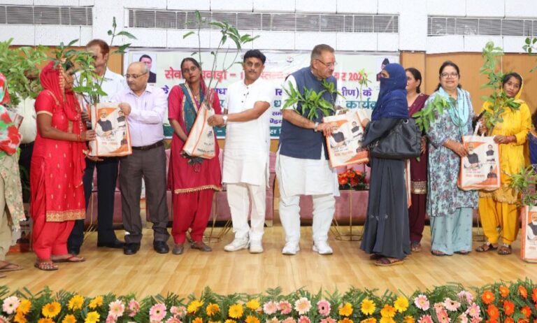 ग्राम्य विकास मंत्री गणेश जोशी ने पीएम आवास योजना (ग्रामीण) के लाभार्थियों को बांटे फलदार पौध ग्राम्य विकास मंत्री गणेश जोशी ने पीएम आवास योजना (ग्रामीण) के लाभार्थियों को बांटे फलदार पौध