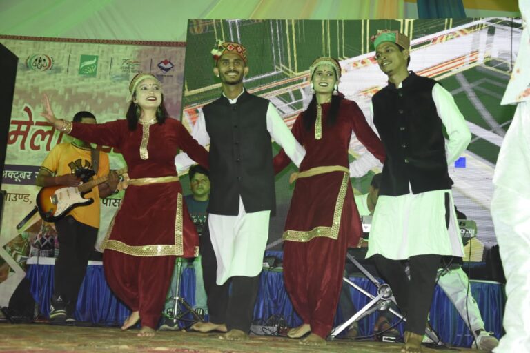 राष्ट्रीय सरस मेले के आठवें दिन सांस्कृतिक संध्या मैं अनमोल स्वराज संस्थान के द्वारा सांस्कृतिक के दल के तत्वाधान में कलिंग नाग की हारूल एवं रेणुका राष्ट्रीय सरस मेले के आठवें दिन सांस्कृतिक संध्या मैं अनमोल स्वराज संस्थान के द्वारा सांस्कृतिक के दल के तत्वाधान में कलिंग नाग की हारूल एवं रेणुका