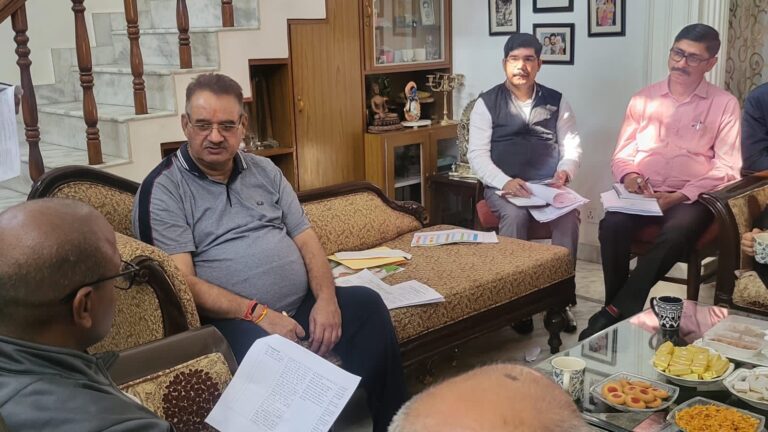 ग्राम्य विकास विभाग की समीक्षा बैठक करते विभागीय मंत्री गणेश जोशी ग्राम्य विकास विभाग की समीक्षा बैठक करते विभागीय मंत्री गणेश जोशी