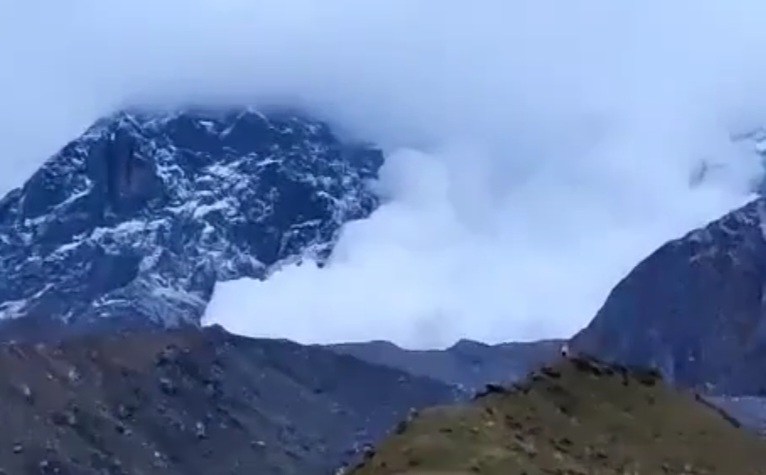 केदारनाथ में लगातार ग्लेशियरों का टूटना क्या कोई बड़े खतरे की सुगबुगाहट तो नहीं केदारनाथ में लगातार ग्लेशियरों का टूटना क्या कोई बड़े खतरे की सुगबुगाहट तो नहीं