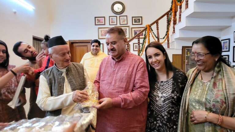 मंत्री गणेश जोशी के घर पहुंच राज्यपाल भगत सिंह कोश्यारी ने जाना कुशलक्षेम, दीवाली की बधाई दी मंत्री गणेश जोशी के घर पहुंच राज्यपाल भगत सिंह कोश्यारी ने जाना कुशलक्षेम, दीवाली की बधाई दी