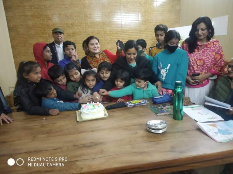 मनवीर कौर चैरिटेबल ट्रस्ट द्वारा 972, इंदिरा नगर में बच्चों के लिए पेंटिंग प्रतियोगिता का आयोजन मनवीर कौर चैरिटेबल ट्रस्ट द्वारा 972, इंदिरा नगर में बच्चों के लिए पेंटिंग प्रतियोगिता का आयोजन