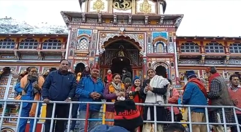 बर्फबारी के बीच भगवान बद्रीविशाल के दर्शन करने बद्रीनाथ धाम पहुंची विधानसभा अध्यक्ष ऋतु खंडूरी बर्फबारी के बीच भगवान बद्रीविशाल के दर्शन करने बद्रीनाथ धाम पहुंची विधानसभा अध्यक्ष ऋतु खंडूरी