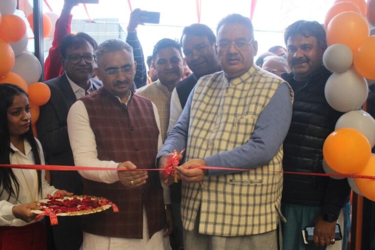 देहरादून के सुभाष नगर में आर.एन.कार शोरूम का उद्घाटन करते मंत्री जोशी देहरादून के सुभाष नगर में आर.एन.कार शोरूम का उद्घाटन करते मंत्री जोशी