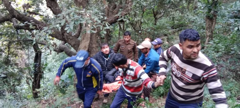 जनपद पौड़ी के थाना सतपुली क्षेत्रान्तर्गत कुलाड़ बैंड पर वाहन दुर्घटना, SDRF ने किया रेस्क्यू जनपद पौड़ी के थाना सतपुली क्षेत्रान्तर्गत कुलाड़ बैंड पर वाहन दुर्घटना, SDRF ने किया रेस्क्यू