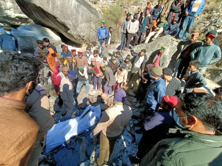 जनपद उत्तरकाशी नेटवाड बाजार के पास नदी मे से एक शव को SDRF टीम ने किया बरामद जनपद उत्तरकाशी नेटवाड बाजार के पास नदी मे से एक शव को SDRF टीम ने किया बरामद