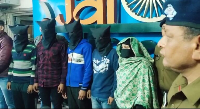अवैध संबंधों के चलते हुई थी ई-रिक्शा चालक की हत्या,पत्नी व उसके प्रेमी सहित 3 अभियुक्त गिरफ्तार अवैध संबंधों के चलते हुई थी ई-रिक्शा चालक की हत्या,पत्नी व उसके प्रेमी सहित 3 अभियुक्त गिरफ्तार