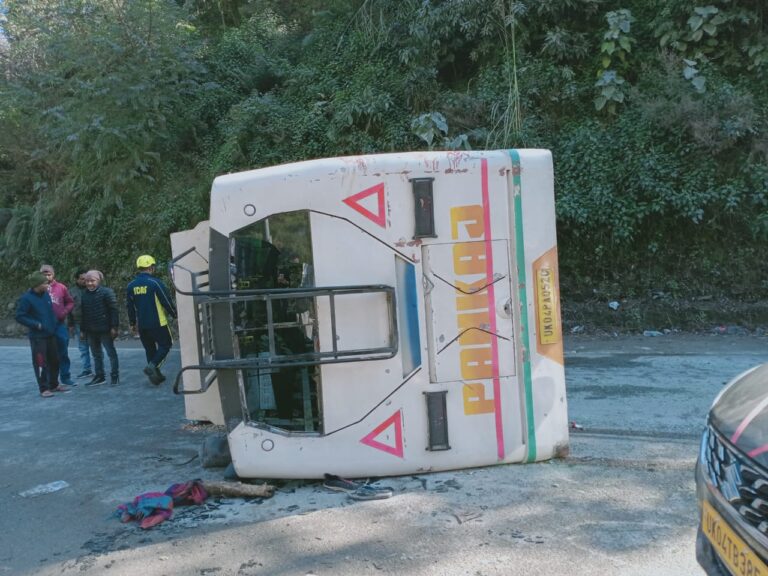 जनपद नैनीताल में चमड़िया बैंड पर बस व कार की हुई भिड़ंत, SDRF ने किया राहत एवं बचाव कार्य। जनपद नैनीताल में चमड़िया बैंड पर बस व कार की हुई भिड़ंत, SDRF ने किया राहत एवं बचाव कार्य।