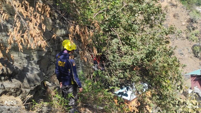 जनपद रुद्रप्रयाग डाट पुलिया चट्टान मे फंसा एक व्यक्ति, SDRF ने चलाया रेस्क्यू अभियान जनपद रुद्रप्रयाग डाट पुलिया चट्टान मे फंसा एक व्यक्ति, SDRF ने चलाया रेस्क्यू अभियान